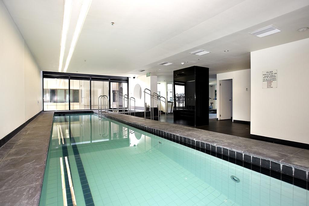 Astra Apartments Melbourne Room photo