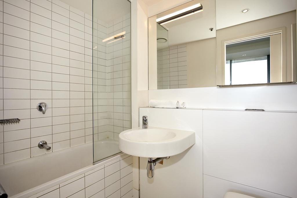 Astra Apartments Melbourne Room photo